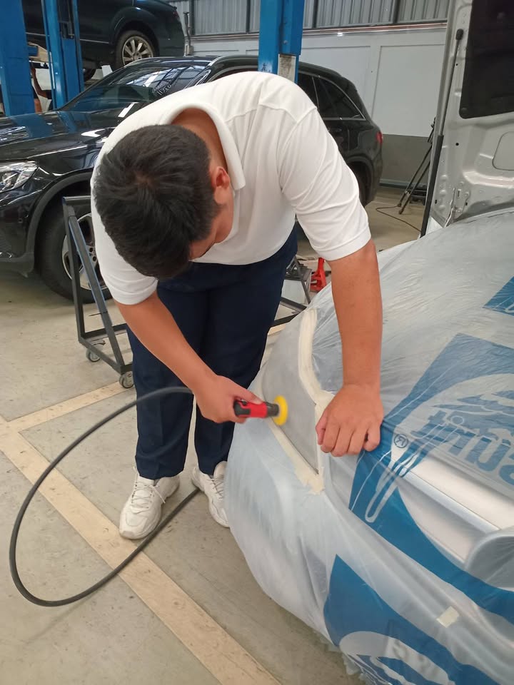 ช่างกำลังขัดฟื้นฟูไฟหน้าระหว่างการสาธิต HBC-System 2K