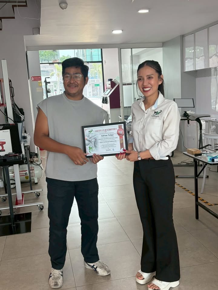 Adrian รับประกาศนียบัตรการอบรม PDR ที่ M&H Group ประเทศไทย