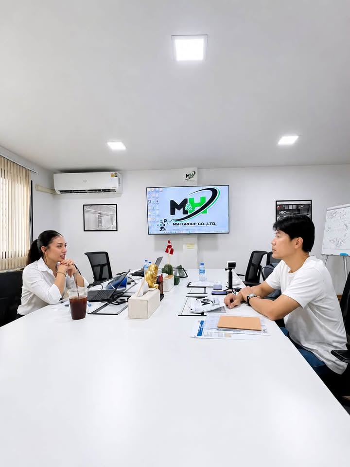 PDR trainee discusses repair planning and course material with M&H Group