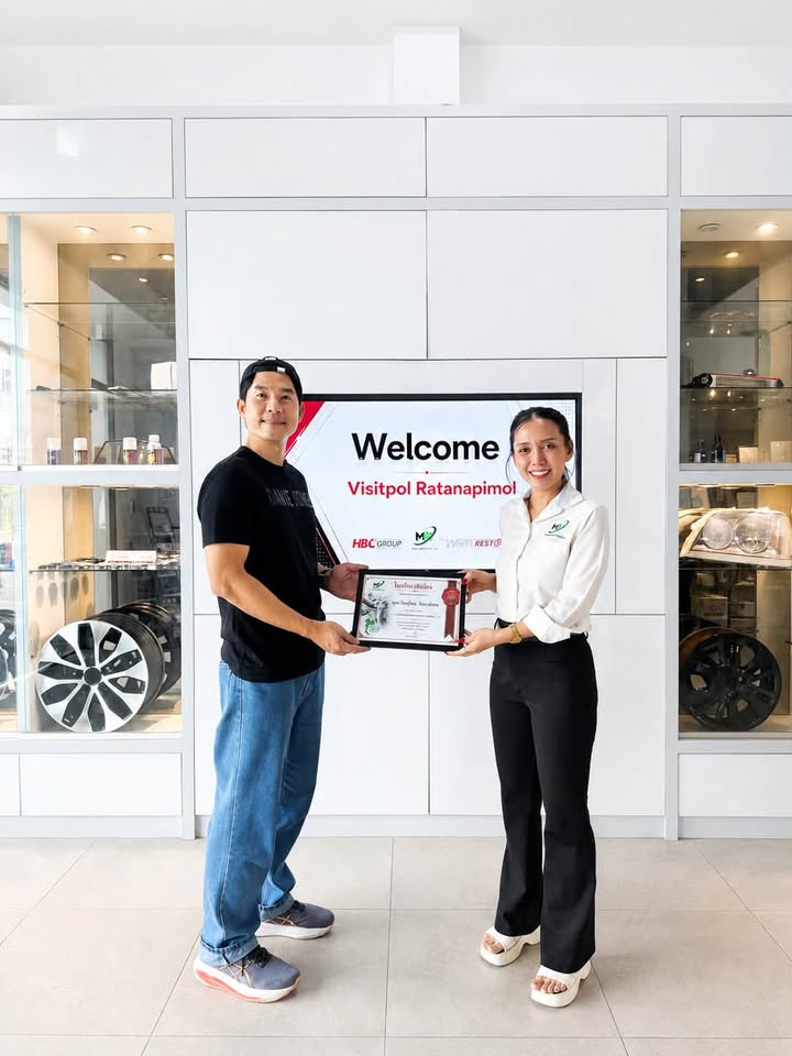 PDR trainee receives a training certificate from M&H Group Thailand