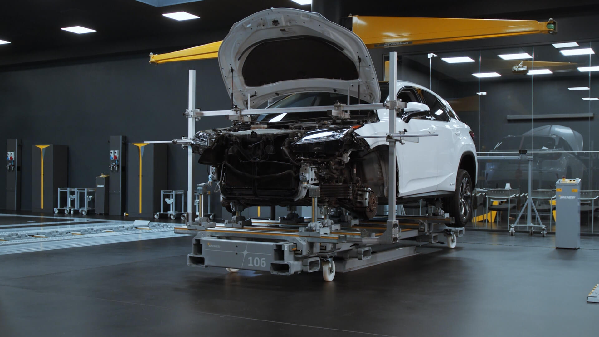 Bodyshop workspace with Spanesi structural-repair equipment